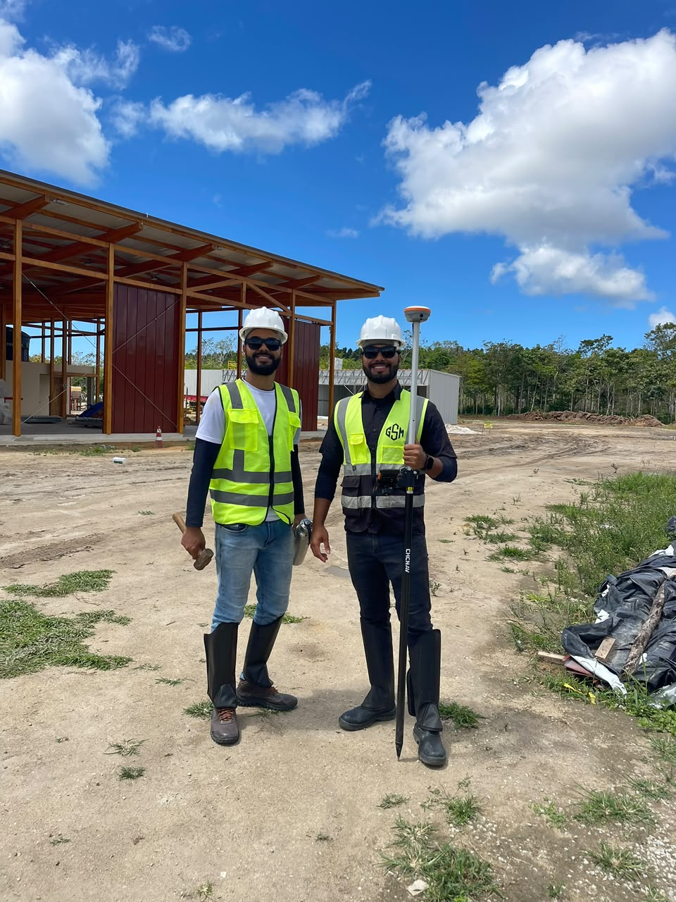 Matheus Marques e Gustavo Marques, responsáveis técnicos da GSM Topografia, em obra