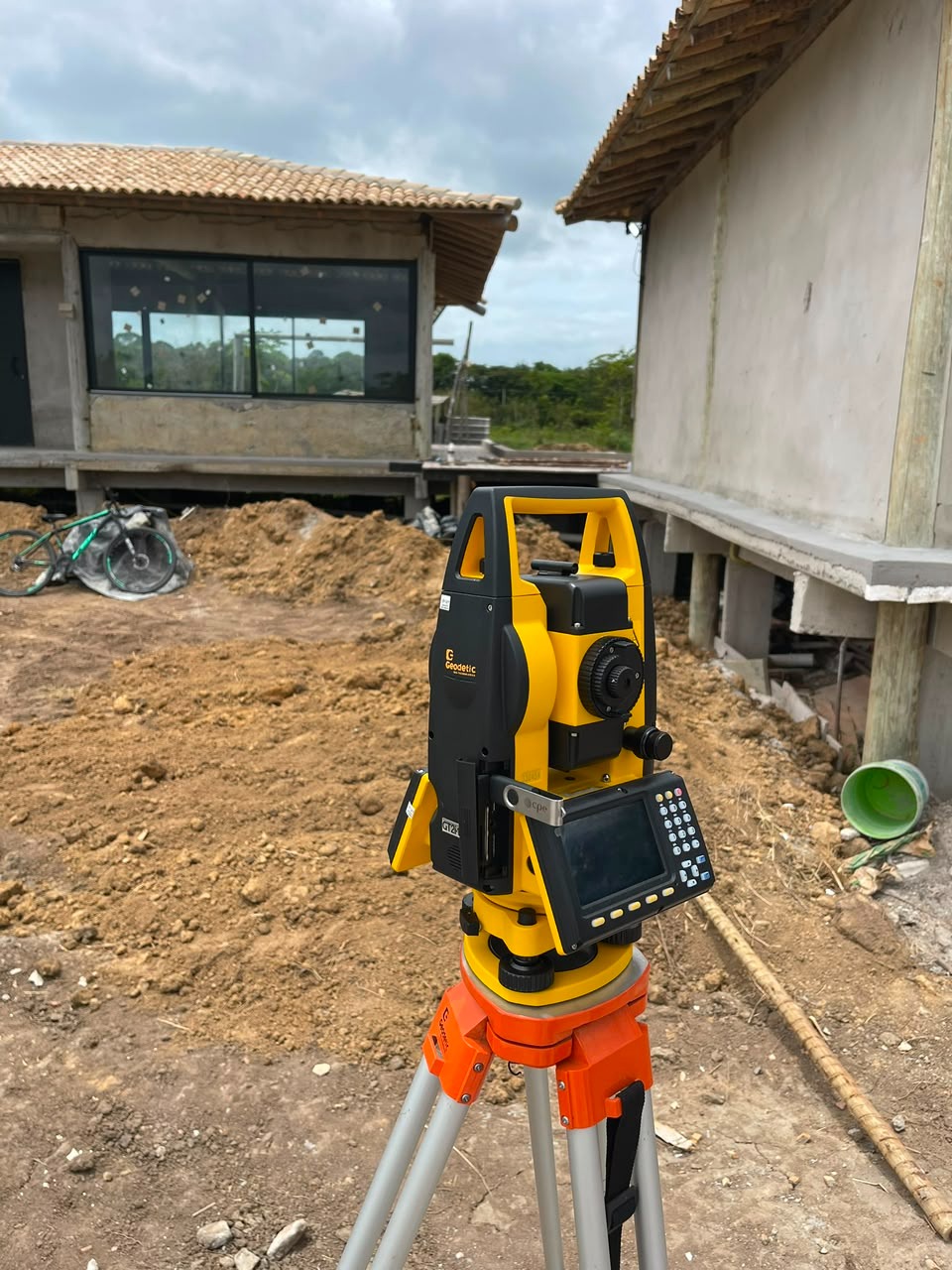 Estação total em locação de obra residencial