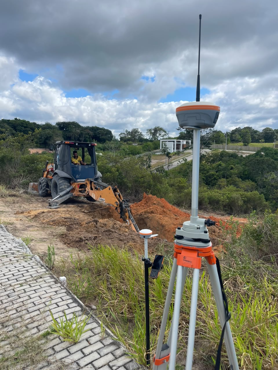 Base GNSS acompanhando serviço de terraplanagem