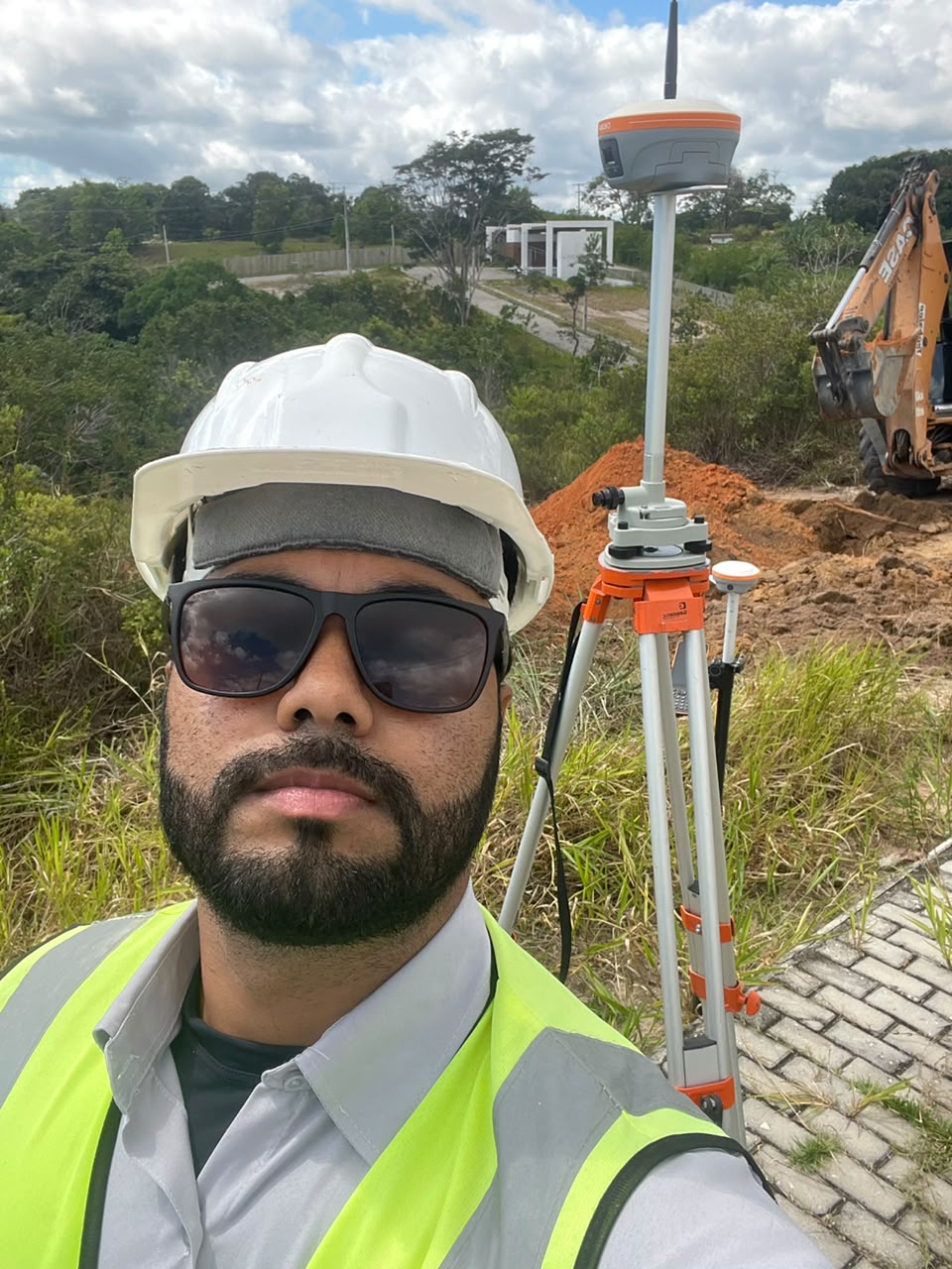 Profissional da GSM em campo com base GNSS